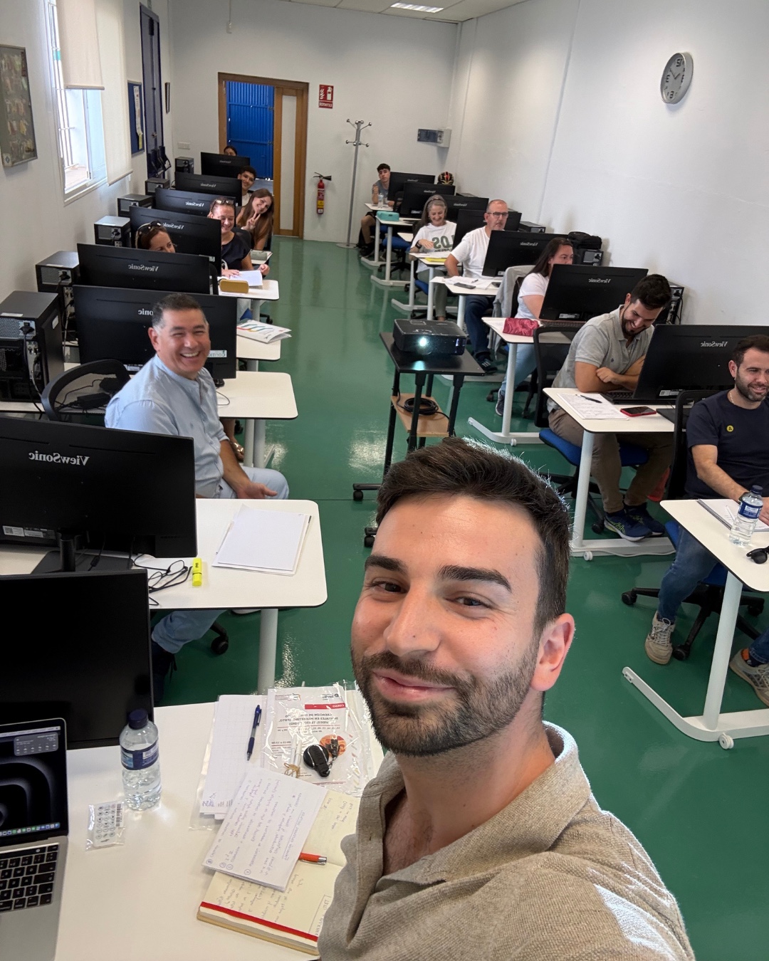 Rafa dando una formación de contenidos digitales en un aula