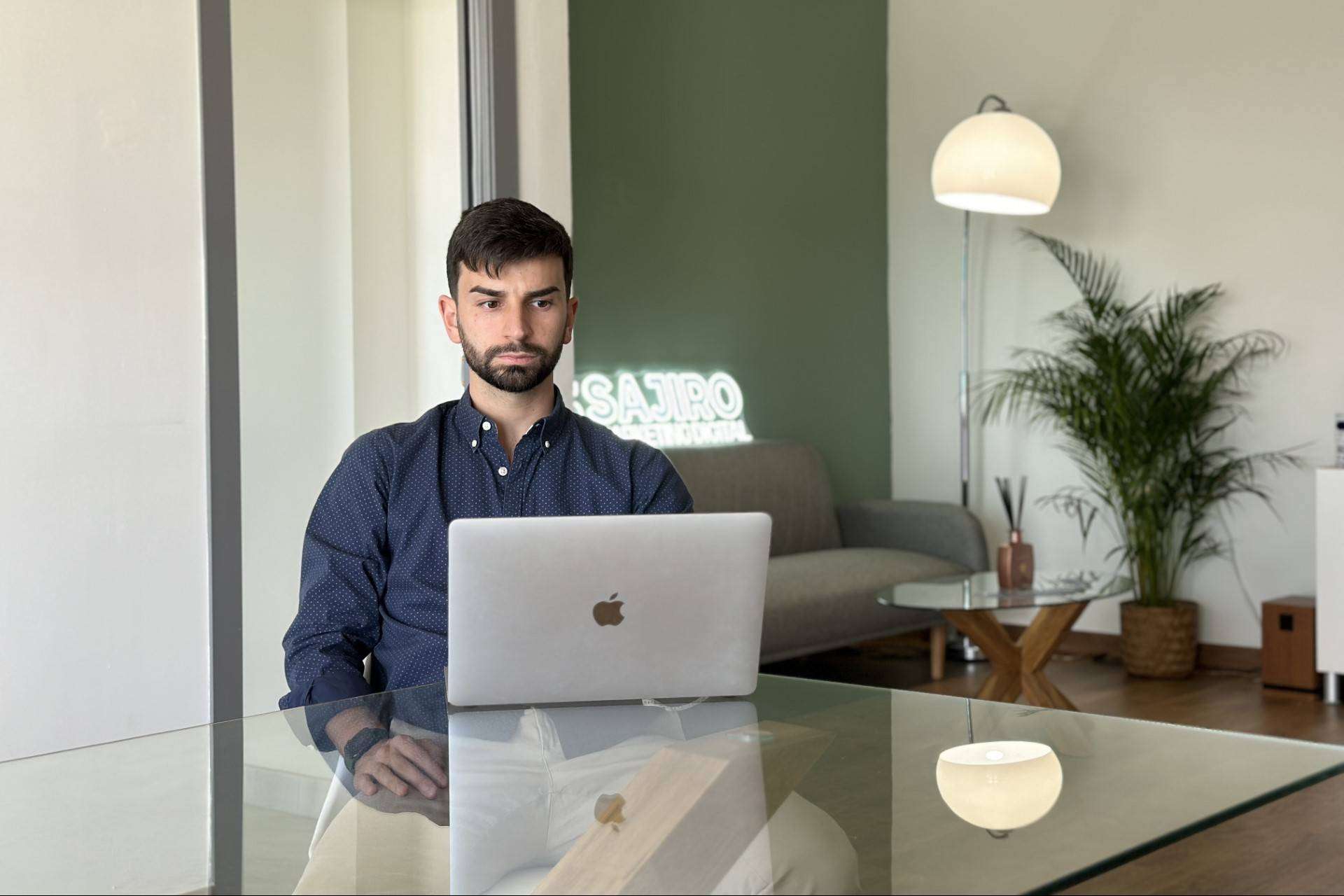 Rafa trabajando en oficina con portátil
